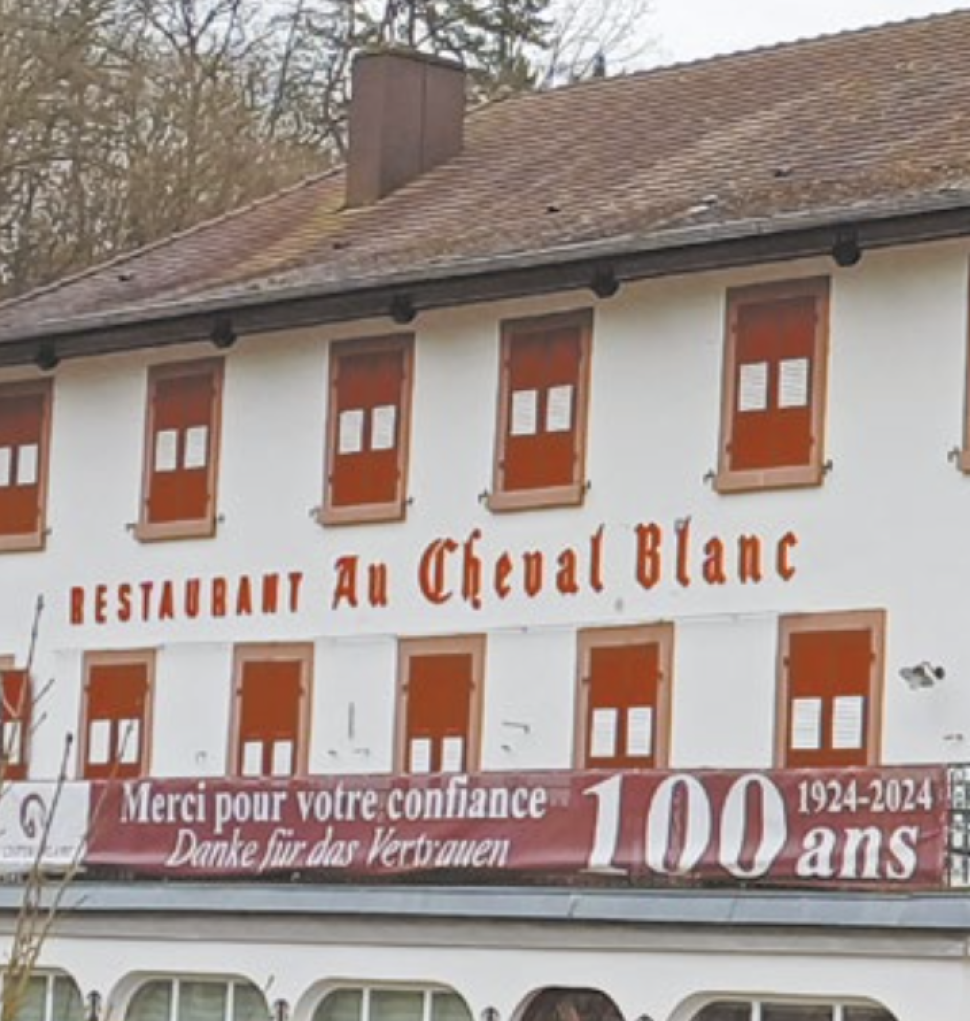 Photo de la façade de de l'hôtel "Cheval Blanc"