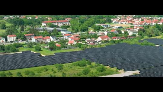 Embedded thumbnail for Énergie verte et engagement citoyen : le pari réussi du parc solaire de l’Espace du Génie d’Écrouves